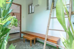 un banco de madera en una habitación con una escalera en Blauset Two, en General Luna