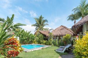 una imagen de una villa con piscina en Blauset Two, en General Luna