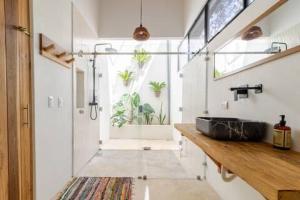 ein Badezimmer mit schwarzem Waschbecken und Fenster in der Unterkunft Reserva Atmosfëre in Upala + 140 Fotos