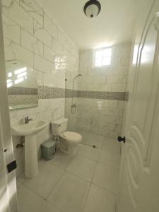 Foto dalla galleria di Cozy apartment, AC, Wifi, 2BR, 2Bath, Bani, 1-B a Baní