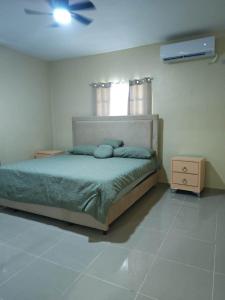 Ένα ή περισσότερα κρεβάτια σε δωμάτιο στο Cozy apartment, AC, Wifi, 2BR, 2Bath, Bani, 1-B