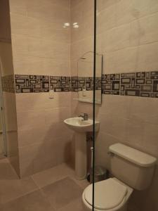 Ένα μπάνιο στο Cozy apartment, AC, Wifi, 2BR, 2Bath, Bani, 1-B +9 φωτογραφίες