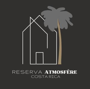 una palmera y un edificio y una casa en Reserva Atmosfëre, en Upala