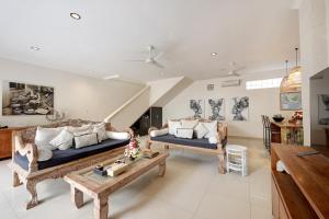 a living room with two couches and a table at Villa Alba in Seminyak
