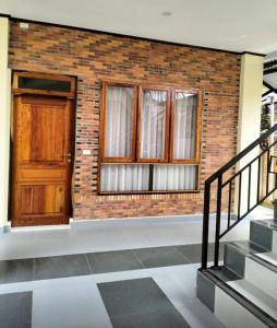 图克图克SADAMA Cottage的砖砌建筑,设有木门和窗户