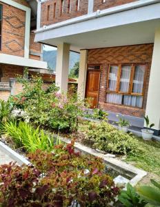 图克图克SADAMA Cottage的房子前面的花园，种满鲜花