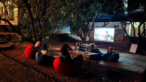 阿姆波尔12 Monks - Backpacker Resort的一群人躺在地上看电视