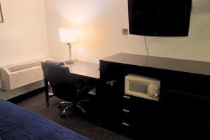 Μια τηλεόραση ή/και κέντρο ψυχαγωγίας στο Blue Way Inn by Jasper Hutchinson