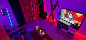 TourvesXcoquine Love Room & Spa的享有客厅的顶部景致,配有电视