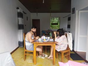 埃拉Ella Serene Stay的一男一女坐在桌边 更多11张照片