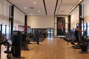 siłownia z rzędami bieżni i ćwiczenia w obiekcie Paxtonz Empire City Damansara Near One Utama w Kuala Lumpur