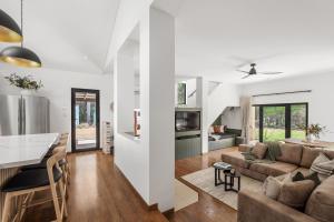 Køkken eller tekøkken på Whisperwood - Private Pool - Family Friendly