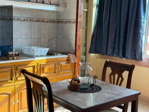 萨尔蒂约Departamento Nuevo Céntrico con vista hacia la catedral的厨房配有桌子、水槽和桌椅 更多30张照片