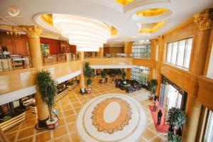 einen Blick über die Lobby eines Gebäudes in der Unterkunft Hồng Vận Grand Hotel Móng cái in Móng Cái + 148 Fotos