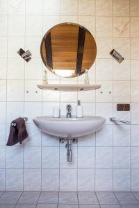 Bilik mandi di Ferienwohnung Ruhenest +6 gambar