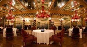 uma sala de jantar com mesas e cadeiras brancas e lustres em Grand Lisboa Macau em Macau mais 150 fotografias