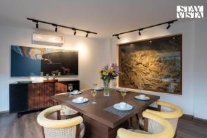 Ảnh trong thư viện ảnh của StayVista at Eira Villa with Bonfire, Heated Pool ở Kasauli