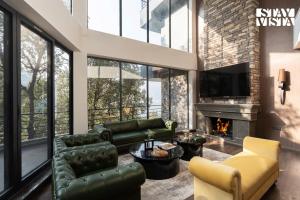 Khu vực ghế ngồi tại StayVista at Eira Villa with Bonfire, Heated Pool