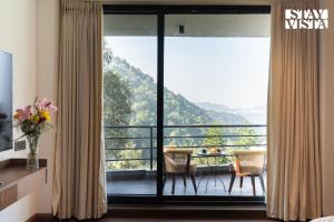 Cảnh núi rừng hoặc tầm nhìn ra núi từ biệt thự