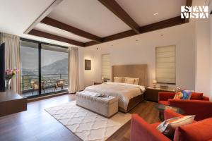 Giường trong phòng chung tại StayVista at Eira Villa with Bonfire, Heated Pool