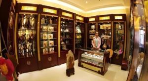 una tienda llena de estantes con jarrones en Dunhuang Dunhe Hotel, en Dunhuang