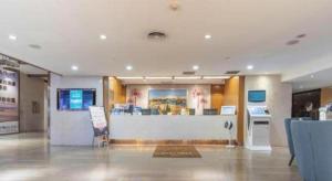 Una habitación grande con un mostrador en una tienda. en Nanning Champs Elysees Hotel, en Nanning