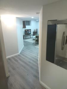 ein Zimmer mit einem Wohnzimmer und ein Wohnzimmer mit einem Fernseher in der Unterkunft best one bed room close to parks and amenities in Cambridge + 8 Fotos