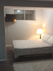 ein Schlafzimmer mit einem Bett mit einer Lampe und einem Fenster in der Unterkunft best one bed room close to parks and amenities in Cambridge