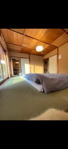 1 dormitorio grande con 1 cama en una habitación en Private Stay in Gotemba 縁 EN, en Gotemba