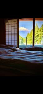 Un dormitorio con una ventana con vista a la montaña. en Private Stay in Gotemba 縁 EN, en Gotemba