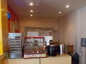 una cucina con un bancone con un contenitore sopra di 7 Days Inn Chengdu North Railway Metro Station a Chengdu