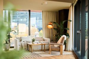 Χώρος καθιστικού στο 1 Hotel Melbourne