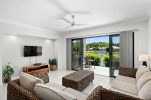 三一海滩蓝湖度假村的配有两张沙发和一台平板电视的客厅