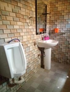 Ένα μπάνιο στο The Secret Inn Guest House Nyamata