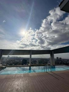 una piscina en la azotea de un edificio en Light residence, en Manila