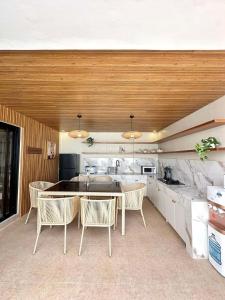 kuchnia z krzesłami, stołem i blatem w obiekcie Light residence w mieście Manila