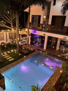 duży basen z oświetleniem przed budynkiem w obiekcie Light residence w mieście Manila