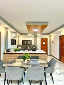 jadalnia ze stołem i krzesłami oraz kuchnia w obiekcie Light residence w mieście Manila