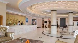 a large room with a lobby with a large ceiling at Vienna Hotel Inner Mongolia Hohhot Railway Station Gongzhufu Metro Station in Hohhot