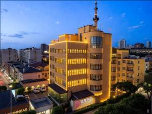 un edificio con una torre encima en Borrman Hotel Tai'an Central Hospital Taishan Tianwai Village Hongmen, en Tai'an