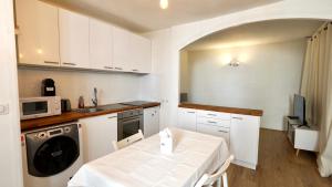 Una cocina o kitchenette en 7 Sunny Hideaway Studio Place des Vosges 7 fotos más