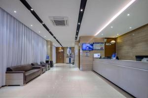 a hospital lobby with couches and a waiting room at JTOUR Inn Yizhou Hechi College Pedestrian Street in Yishan