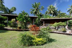 En trädgård utanför Lumbalumba Resort - Manado