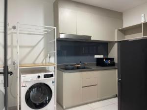 Кухня или мини-кухня в Bt KawanX2 2BRSuite IKEA-UOW KDU-ColumbiaAsia
