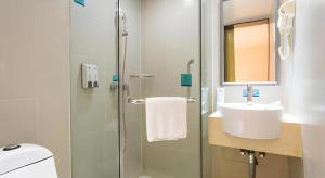 三江City Comfort Inn Liuzhou Sanjiang Gulou Bird's Nest的浴室里有马桶、洗手池和淋浴。