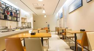 三江City Comfort Inn Liuzhou Sanjiang Gulou Bird's Nest的餐厅里有桌椅的餐厅 更多24张照片