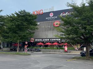 Phú MỹNha Nghi Phu Gia的麦当劳餐厅，建筑侧面有招牌