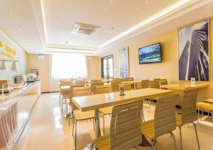 Μια τηλεόραση ή/και κέντρο ψυχαγωγίας στο City Comfort Inn Nanning Mingxiu East Road Shishan Park Metro Station