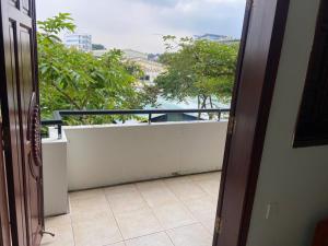 Phú MỹNha Nghi Phu Gia的通往海景阳台的开放式门