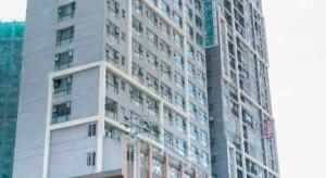 a tall white building with a lot of windows at City Comfort Inn Tongren High-speed Railway Station in Tongren
